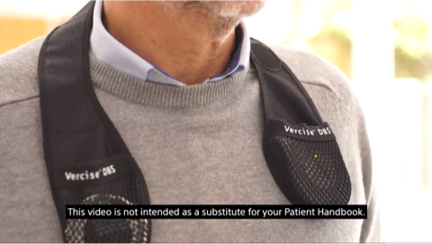 Hand som håller DBS-fjärrkontrollen