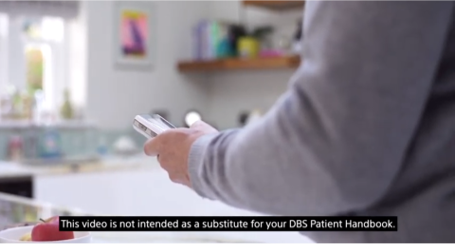 Hand som håller DBS-fjärrkontrollen